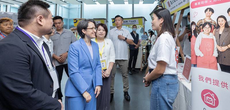 副總統參訪「得人資源整合」、「台灣優質助孕協會」、「現代婦女基金會」及「小樹市集」等友善家庭市集，了解各機關、單位及企業在推動友善家庭職場方面的成果