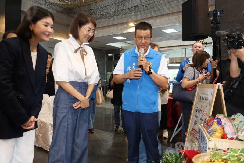 2026中台灣農業行銷展售會8月22日至30日將在南投草屯登場，嚴選8縣市農產品讓消費者一站式選購，南投縣政府31日舉辦記者會宣傳，南投縣長許淑華（前左2）邀民眾來逛展場。