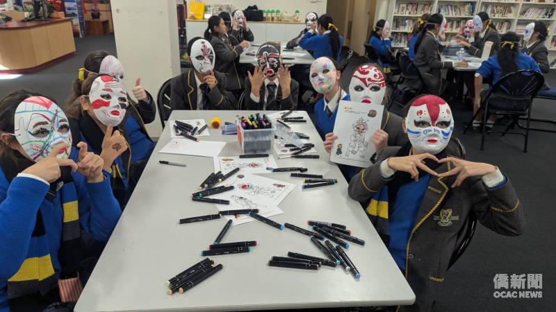各組學生展示自創八家面具彩繪。