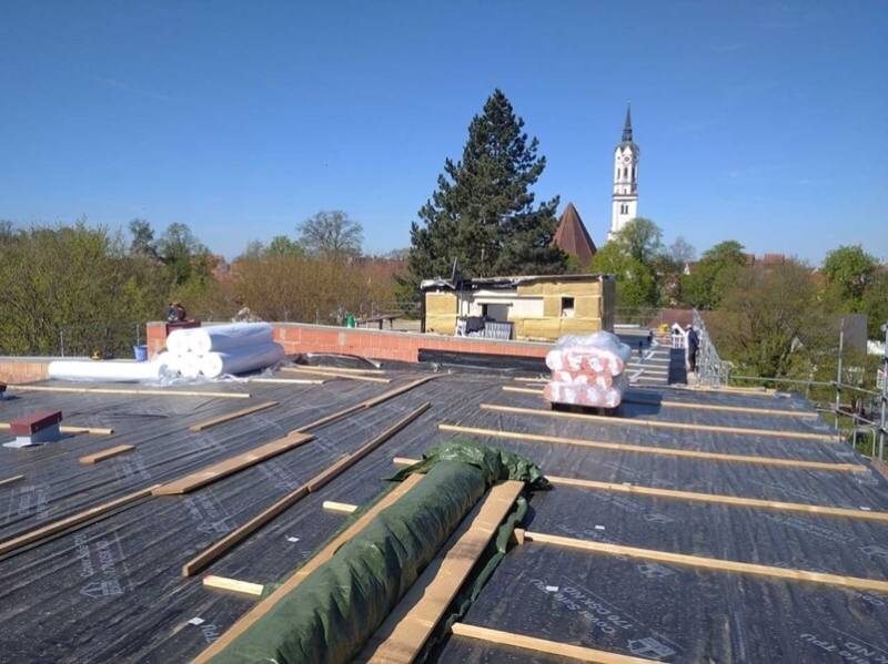 聖約瑟夫兒童與青少年福利中心日前公布屋頂重建照片，並感謝台灣一家基金會捐助。