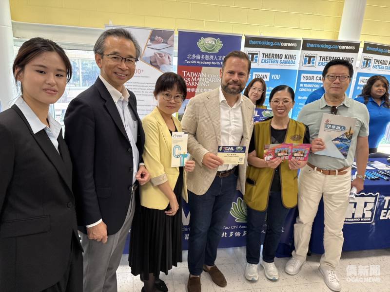 安省勞工、移民、培訓與技能發展廳長 David Piccini (右三)至臺灣展攤互動交流