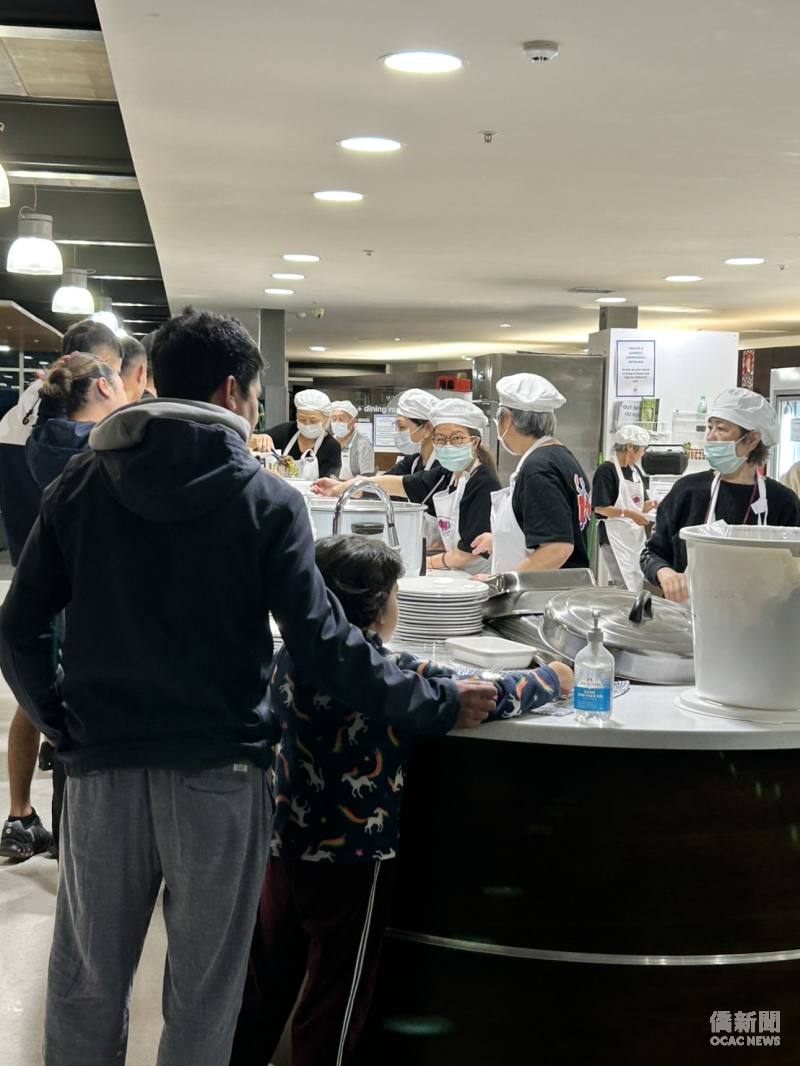 「百人愛心義煮」活動現場氣氛溫馨熱絡。