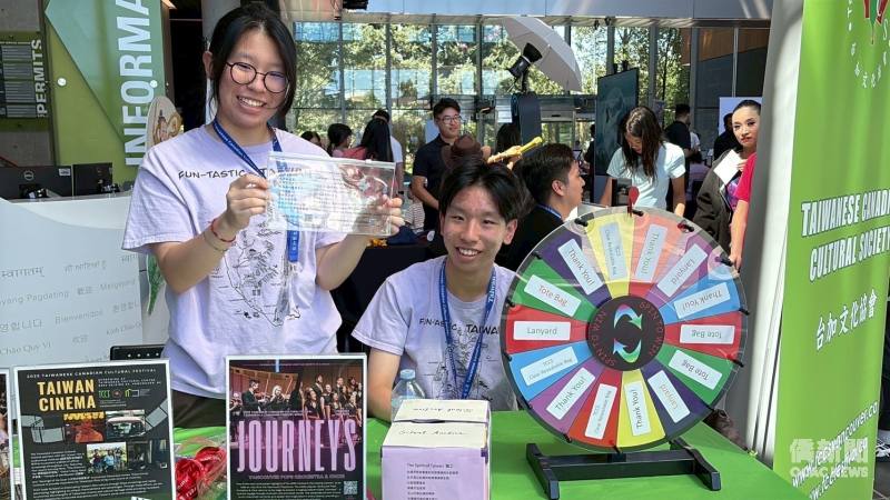 鍾曜安（右）參與臺灣加拿大藝術文化節（Taiwanese Canadian Cultural Festival）