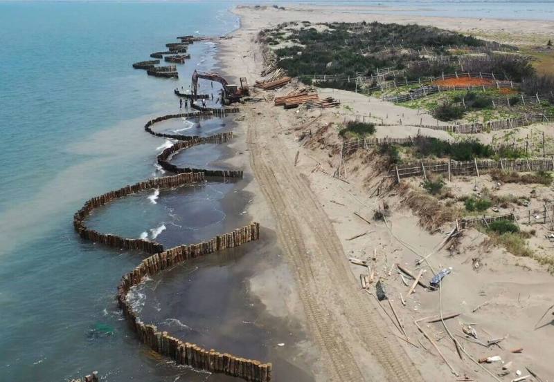 台南市海岸線近70公里，卻面臨嚴重流失，行政院已核定「台南市一級海岸防護計畫」，系統性解決海岸面臨的侵蝕、海水倒灌、暴潮溢淹及地層下陷等法定災害。