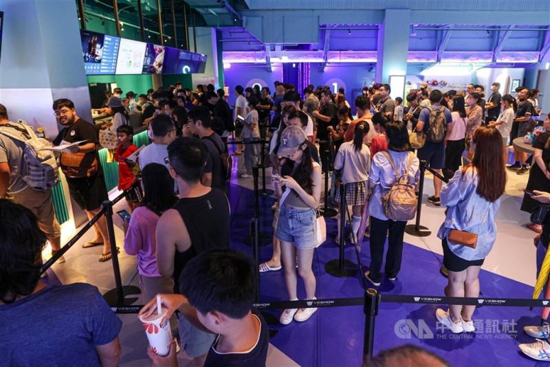 文化部8月起推出文化幣挺國片方案，消費滿500點就送150點回饋。圖為電影院排隊等待購票的民眾。