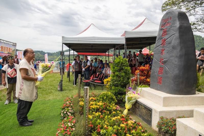 邵族水社舊部落遺址暨石姓頭目祭祀地31日在日月潭涵碧步道育樂亭下方揭碑。南投縣政府表示，透過設置紀念碑及解說牌面，除作為邵族人祭儀與狩獵文化重要場域，也讓民眾認識邵族歷史與傳統領域。