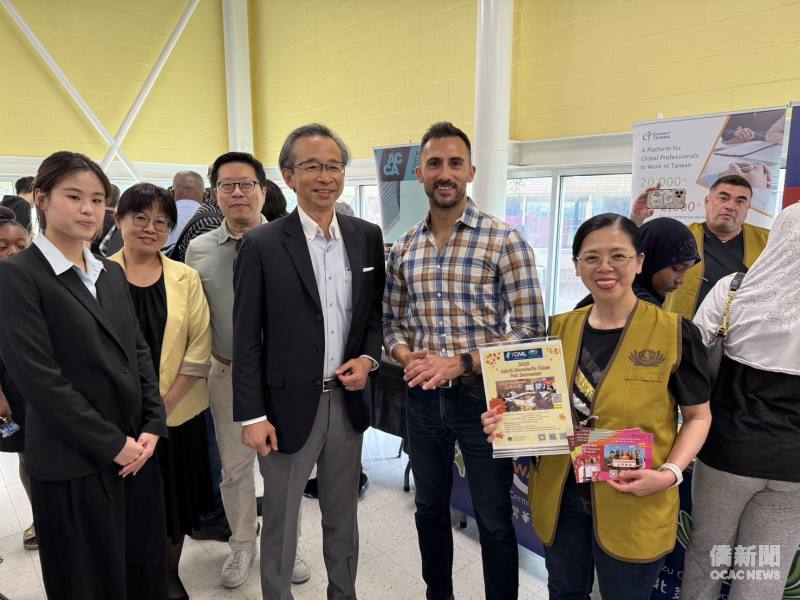 安省能源廳長 Stephen Lecce(右二)至展攤與梁毅鵬(右三)、藍柏青(後左三)、周之蓉(左二)、黃淑珍(右一)互動合照