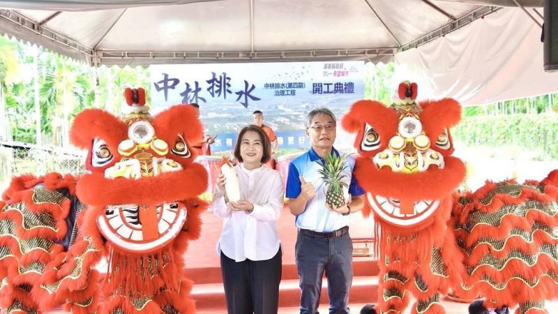 屏東縣政府向經濟部水利署爭取經費推動「中林排水（第4期）治理工程」，30日舉行開工典禮，縣長周春米（左）、水利署第七河川分署長李宗恩（右）出席見證。