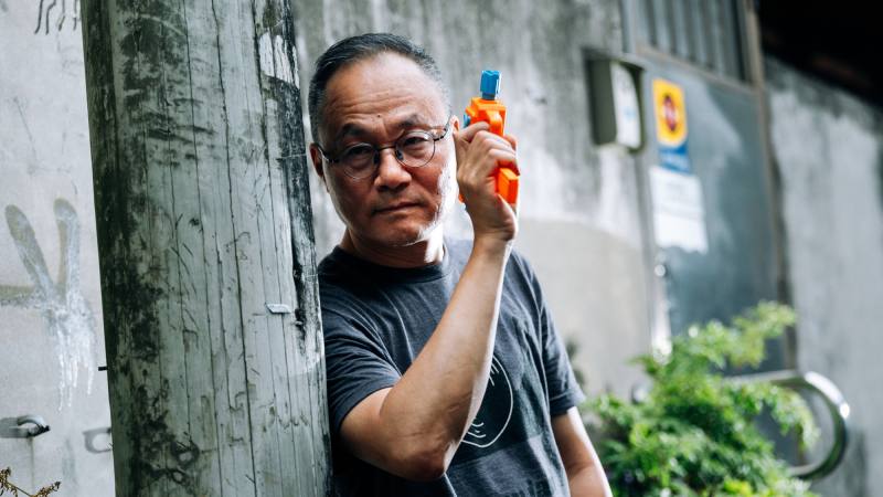 戰爭的巷戰，代表著鴻鴻透過寫作來回應世界的一面。