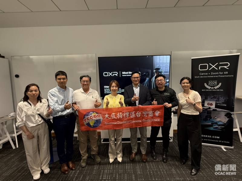 僑務委員會副委員長李姸慧（中）參訪科技新創Mixel Studio Inc.，與負責人林語喬（右2）、僑務委員李延志（左3）及大底特律區臺灣商會會長林志嘉（右3）等合影