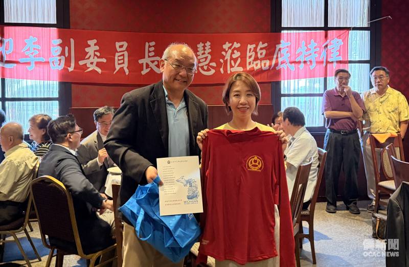 全美總會總會長李君豪代表大會致贈紀念禮品予李姸慧，感謝她親赴密西根與僑教界人士交流。