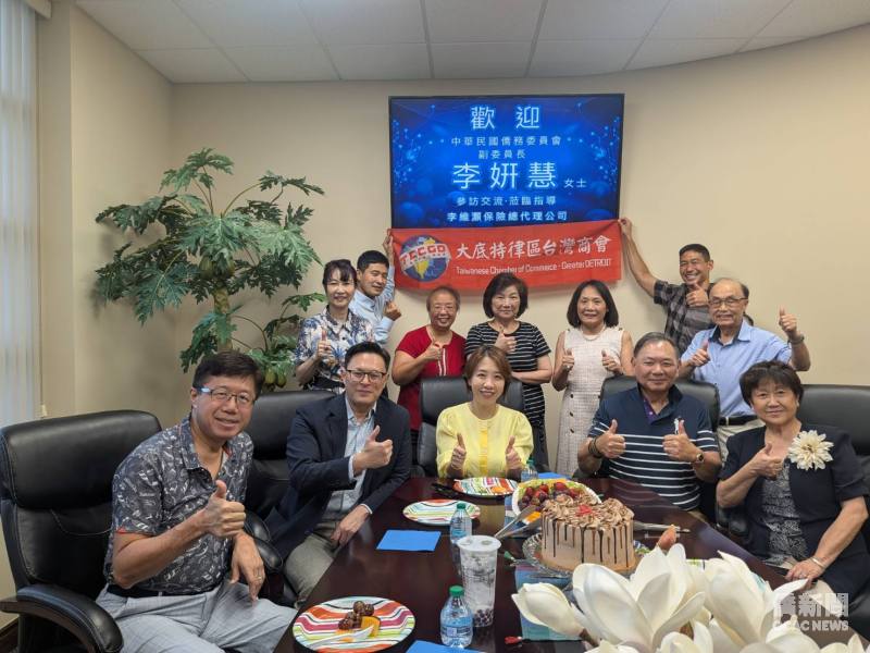 李姸慧（前排中）參訪專業保險經紀公司，與負責人李維灝（前排右2）、商會理事團隊等合影