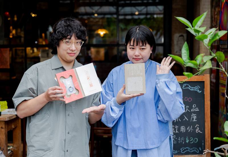 森森（右）、KiKi（左）在與歌手陳嫺靜於《夢遊》製作期間第一次見面相約的咖啡廳前。攝影／桑杉學