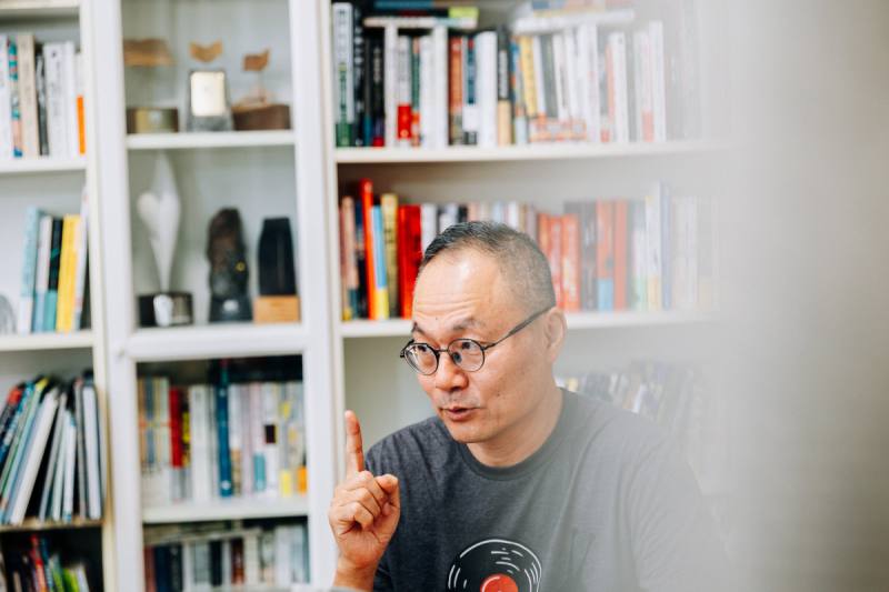 鴻鴻認為文學的意義在於表達：「你問我文學是什麼，我覺得文學是一種表達的工具。既然表達了，就不能光是寫給自己看。」