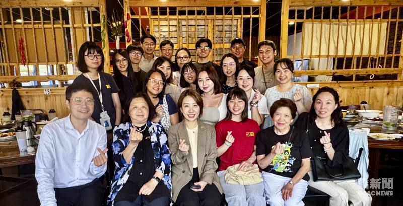 僑務委員會副委員長李姸慧(前排左3)與密西根大學臺灣學生會交流，與學生會會長王昭人(右3)及僑務顧問楊逸鴻、僑務促進委員司徒達森(左2及右2)等人合影。