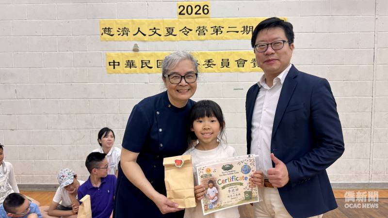 校長曾錦芬與藍柏青逐一頒發學員「綠色小英雄」證書。