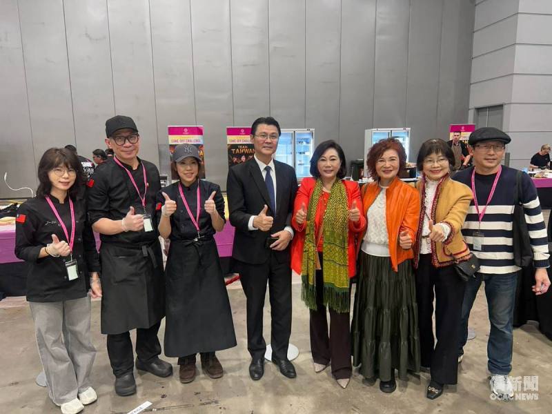 駐布里斯本辦事處處長范厚祿(左4)、世界華人工商婦女企管協會總會長林淑敏(右4)與僑領共同為Team Taiwan隊吳昭宜、宋應欣與石卉吟(左至右)選手加油打氣。