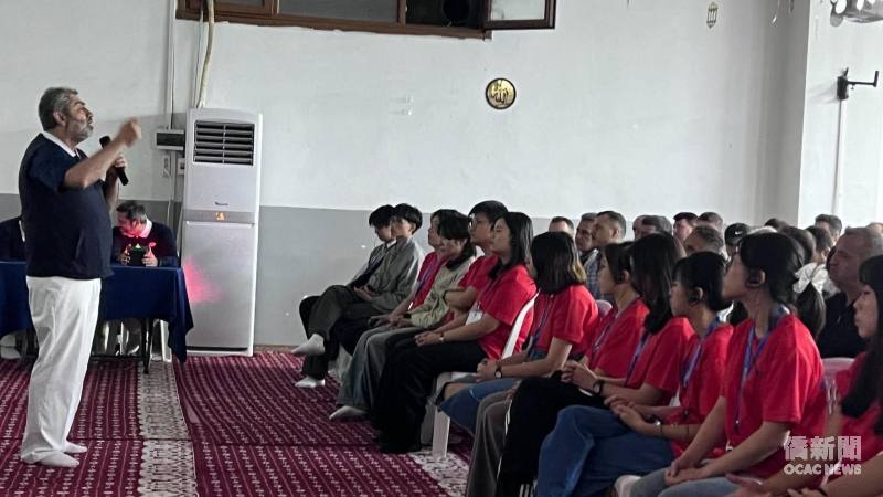 滿納海國際學校總校長阿罕默德（左）於物資發放活動中，向臺灣來賓分享慈濟理念及長期關懷敘利亞家庭的歷程。