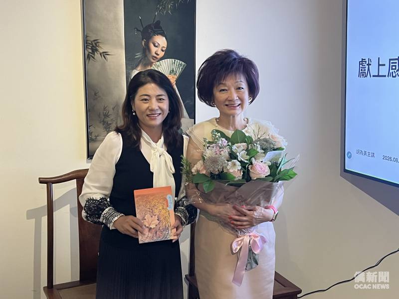 駐舊金山辦事處組長郭卉蓁(左)代表處長伍志翔向胡為美(右)表達祝賀。