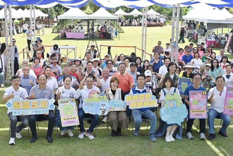 新北市長侯友宜（前左4）2日主持三鶯觀光節慶開幕活動，歡迎大家走訪客家文化園區及三鶯地區，感受獨特文化魅力。（新北市府提供）