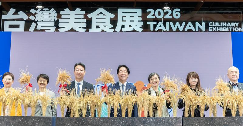 總統與現場貴賓一同進行啟動儀式