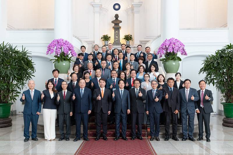總統與「社團法人中華民國全國中小企業總會第16屆理監事及關懷中小企業基金會第7屆董事」合影