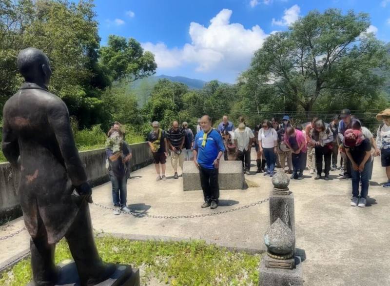 國家人權博物館表示，16日為白恐受難者樂信．瓦旦（漢名林瑞昌）127歲冥誕，「台灣台語手語人權體驗營」行程安排至樂信．瓦旦紀念公園鞠躬獻花。（國家人權博物館提供）