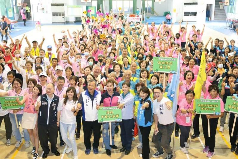 「南投縣環保志（義）工群英會初賽」2日舉行，吸引12隊、逾350名志工齊聚競技同樂，爭取10月代表南投縣參加全國決賽資格。（南投縣政府提供）