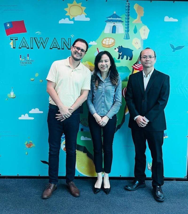 巴西權威新聞雜誌「展望週刊」特派記者內維斯（左）拜會駐聖保羅台北經濟文化辦事處，與處長朱怡靜（中）、副組長林盈升（右）合影。（駐聖保羅辦事處提供）