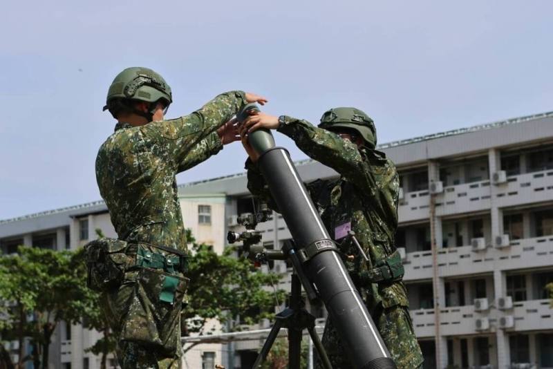 漢光實兵演習8月5日登場，負責南部防務的第四作戰區2日表示，教育召集受召人員已展開建制武器訓練，熟稔戰技厚植後備戰力。（第四作戰區提供）