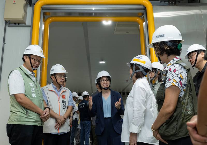 蕭美琴副總統2日下午參訪「屏東縣農業國際化標準包裝加工廠」