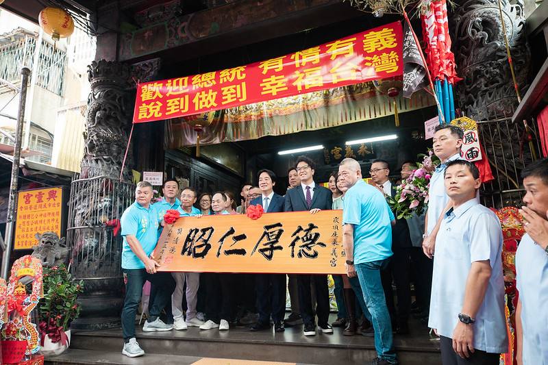 總統前往「台北崁頂永義宮」參香祈福，並致贈匾額「昭仁厚德」