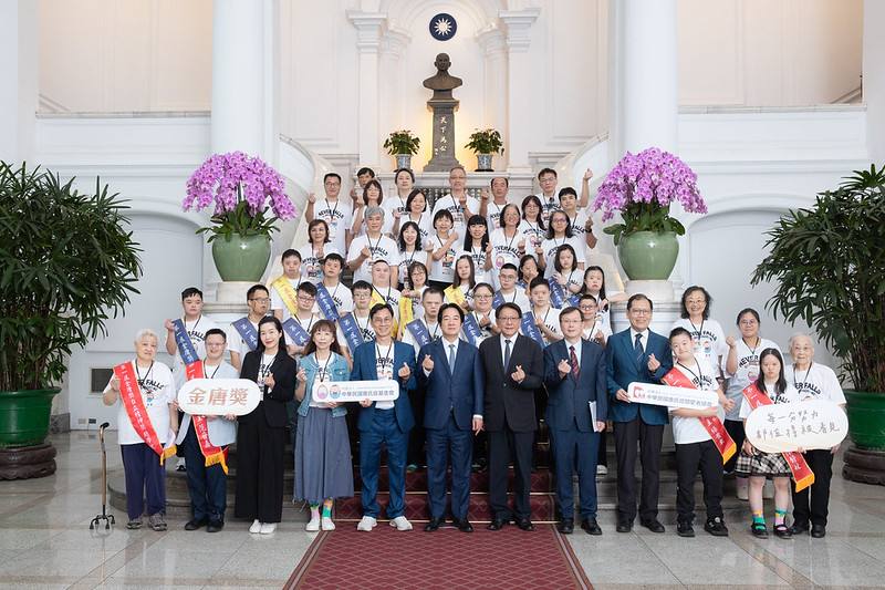 總統與第一屆「金唐獎」得獎者及入圍者合影