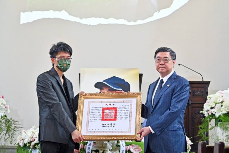 行政院長卓榮泰赴林榮基先生告別禮拜致意