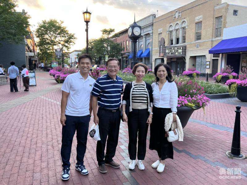 李姸慧與海外青年文化大使協會（FASCA）密西根分會諮詢導師陳青青、李俊輝(右1及左2)及助理諮詢導師李雙宇(左1)合影。