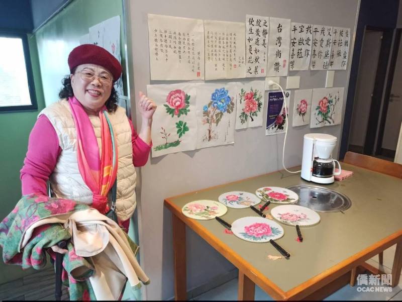 陳碧華與學員作品合照