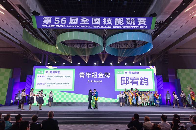 總統為青年組各金牌得獎選手配掛獎牌，肯定他們的優異表現