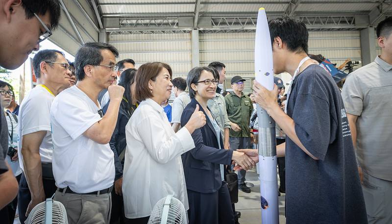 蕭美琴副總統2日下午前往屏東出席「2026台灣盃火箭競賽決賽閉幕暨頒獎典禮」