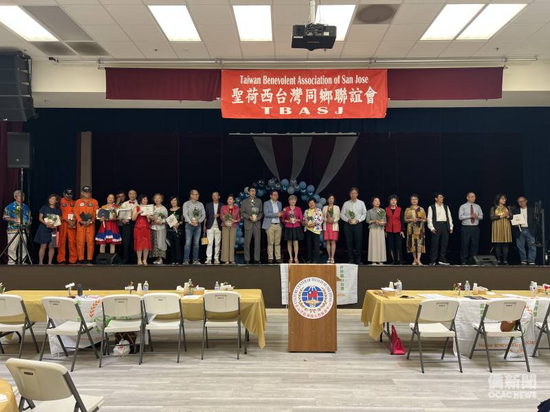 金山灣區文教中心主任王偉讚(中)與比賽優勝者及評審合影。