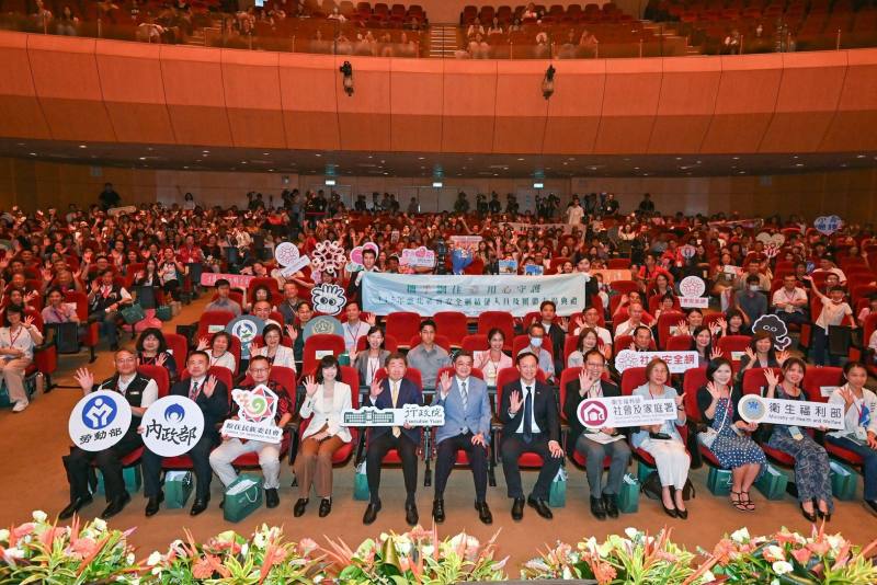 行政院長卓榮泰出席「115年強化社會安全網績優人員及團體頒獎典禮」