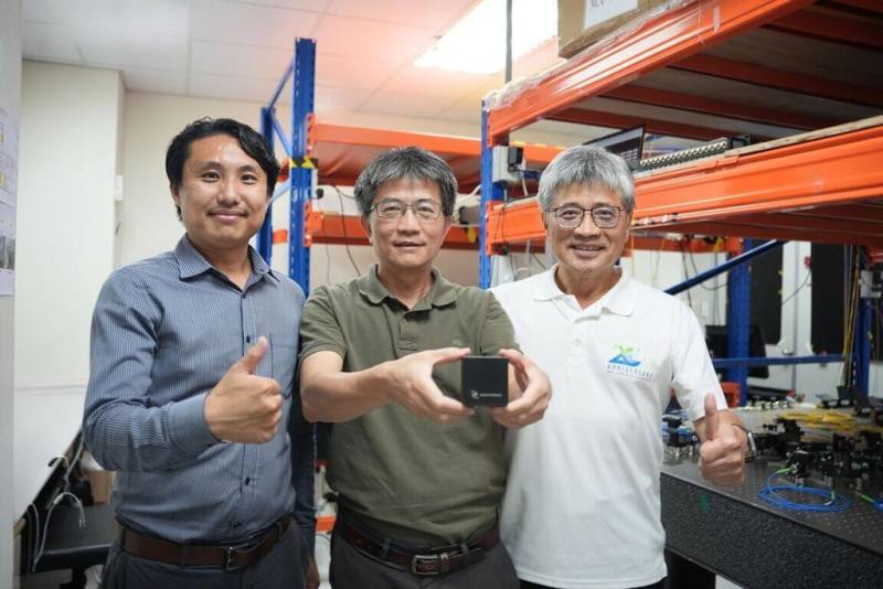中央大學太空科學與科技研究中心、太空科學與工程系等單位產學合作研製的立方衛星「石虎一號」順利升空，近期更接收到訊號，驗證台灣自主研發的光纖陀螺儀可於太空環境穩定運作。（中大提供）