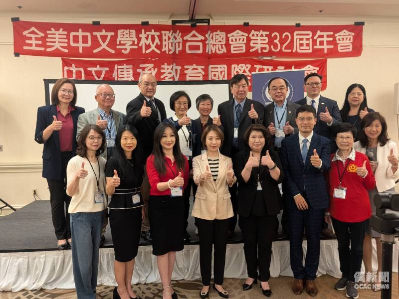 李姸慧(前排左4)與新任總會長李娜亞(前排左3)及歷任總會長、理事合影。