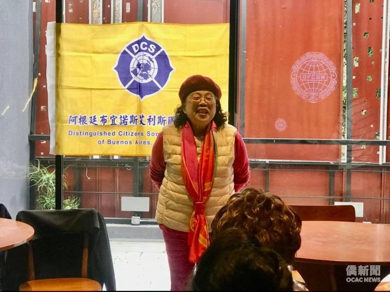 阿根廷布宜諾斯艾利斯國際傑人書法班與水墨畫課程結業式中，會長陳碧華稱讚每位學員都是畫家與書法家