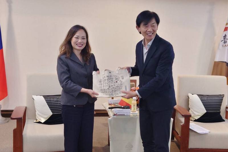 比利時魯汶市議員廖祐均（左）出身台灣，父親為已故前法務部長廖正豪，她29日赴台南市政府拜會，副市長葉澤山（右）接待並致贈紀念禮品，雙方合影留念。