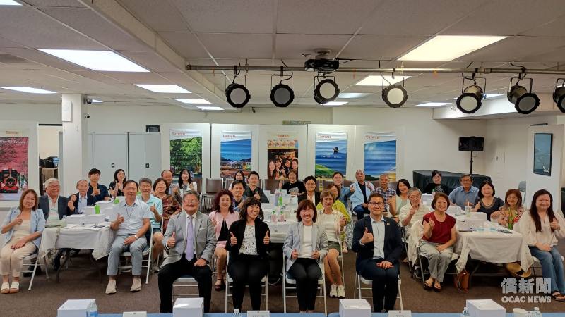 橙縣文教中心於8月1日舉行「115年僑務委員會議先期座談」。(一排左起)僑務委員謝家樹、洛杉磯經文處副處長陳令欣、橙縣文教中心主任蕭蓓如、僑務委員汪蔚興。