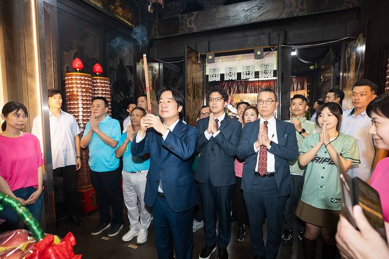賴清德總統31日上午前往「台北崁頂永義宮」參香祈福
