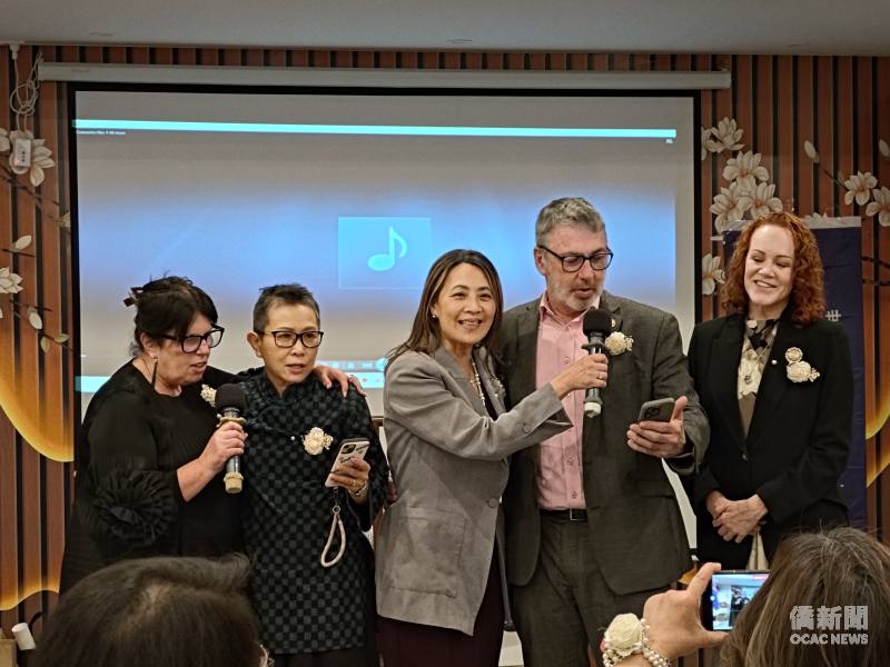外賓現場表演毛利歌曲助興。