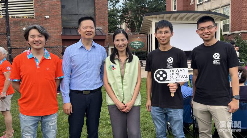 「星空電影夜」主辦單位代表，（左至右）紐英崙客家鄉親會會長黃文彥、波士頓文教中心主任康雅雄、波士頓台灣同鄉會會長楊慧雅、波士頓台灣影展協會會長林致中、蔡景全。