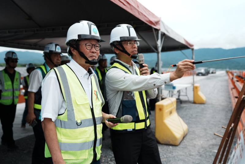 行政院陳金德政務委員31日前往光復鄉，實地勘查馬太鞍溪堰塞湖災後復原重建工作