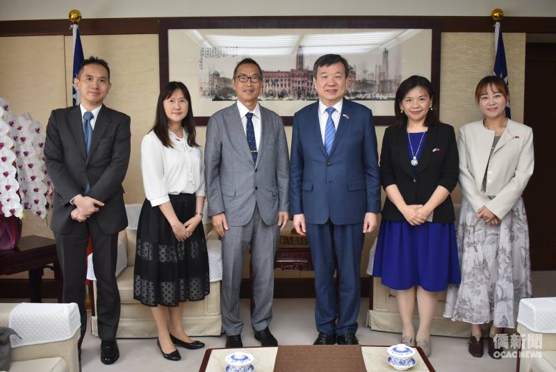 東京中華學校新任理事長張碧華一行拜會駐日本代表處大使李逸洋，衆人合影。